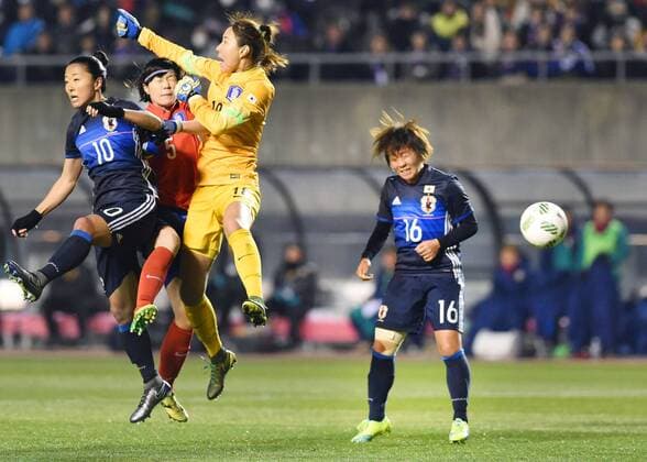Fußball, Damen, Olympia Qualifikation, Japan - Südkorea Soccer: Japan in danger of missing out on Rio after draw with S. Korea Mana Iwabuchi (far R) of Japan scores a goal in the second half of a game against South Korea at Kincho Stadium in Osaka in western Japan in an Asian final qualifier for the Rio de Janeiro Olympics on March 2, 2016. The game ended in a 1-1 draw. 