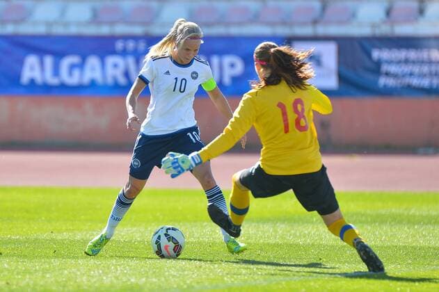Pernille M. Harder (Kapitän Dänemark) gegen Stephanie Labbe (Torwart Kanada) Albufeira, Portugal, 02.03.2016 - Fussball, Frauenfussball, Algarve Cup 2016, Kanada - Dänemark, Fussball, Frauenfussball, Algarve Cup 2016, Kanada - Dänemark, xKLx