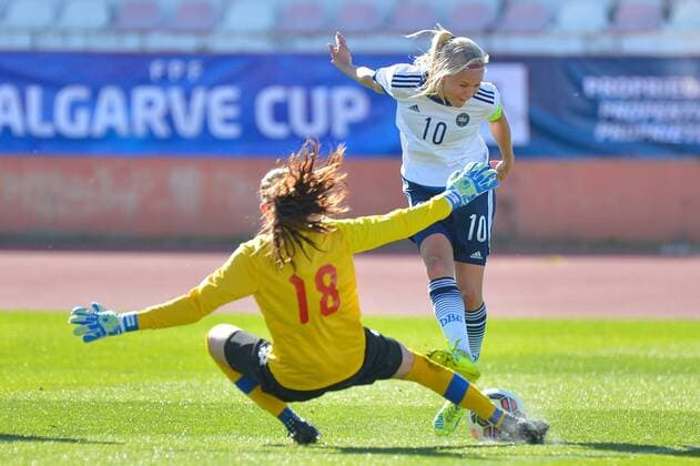 Pernille M. Harder (Kapitän Dänemark) gegen Stephanie Labbe (Torwart Kanada) Albufeira, Portugal, 02.03.2016 - Fussball, Frauenfussball, Algarve Cup 2016, Kanada - Dänemark, Fussball, Frauenfussball, Algarve Cup 2016, Kanada - Dänemark, xKLx