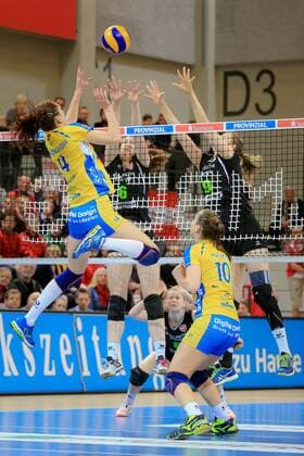 Schwerin, 02. March 2016 Volleyball, Saison 2015 2016, Bundesliga Frauen, Schweriner SC - Köpenicker SC Berlin: Veronika Hroncekova (Schweriner SC, 4) und Denise Hanke (Schweriner SC, 10) - Kaleigh Nelson (Köpenicker SC Berlin, 6) und Julia Hero (Köpenicker SC Berlin, 9)