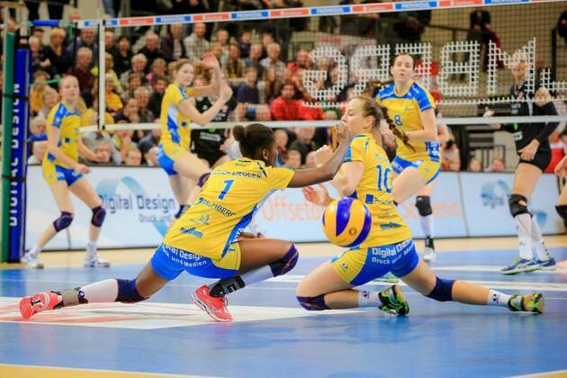 Schwerin, 02. March 2016 Volleyball, Saison 2015 2016, Bundesliga Frauen, Schweriner SC - Köpenicker SC Berlin: Lousi Souza Ziegler (Schweriner SC, 1) und Denise Hanke (Schweriner SC, 10) können nicht abwehren