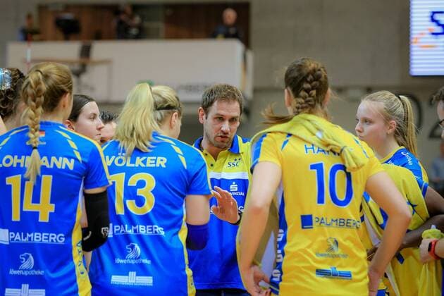 Schwerin, 02. March 2016 Volleyball, Saison 2015 2016, Bundesliga Frauen, Schweriner SC - Köpenicker SC Berlin: Auszeit Schwerin: Felix Koslowski (Trainer Schweriner SC) gibt Anweisungen
