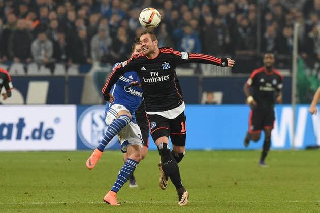 Fußball 1. Bundesliga 24. Spieltag Schalke 04 - Hamburger SV am 02.03.2016 in der Veltins Arena in Gelsenkirchen Pierre-Michel Lasogga ( Hamburg ), vorne - Roman Neustädter ( Schalke ), hinten xRx
