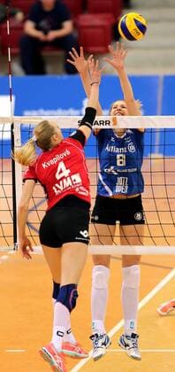 Stuttgart Volleyball Allianz MTV Stuttgart vs. USC Münster, v.l. Michaela Kvalilova (Münster), Kaja Grobelna (Stuttgart)