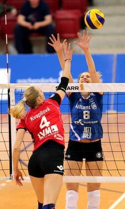 Stuttgart Volleyball Allianz MTV Stuttgart vs. USC Münster, v.l. Michaela Kvalilova (Münster), Kaja Grobelna (Stuttgart)