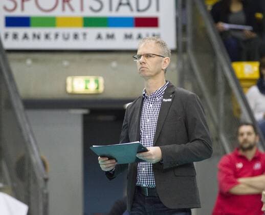 Volleyball Hessen - 1. Bundesliga Männer 02.03.2016 United Volleys Rheinmain (blau) - TSV Herrsching (blau) v.l. Trainer Michael Warm (RheinMain) United Volleys Rheinmain - TSV Herrsching
