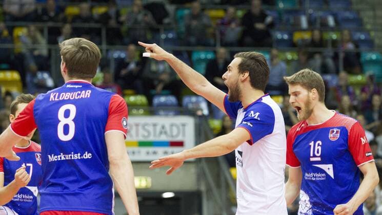 Volleyball Hessen - 1. Bundesliga Männer 02.03.2016 United Volleys Rheinmain (blau) - TSV Herrsching (blau) v.l. Jan Klobucar (RheinMain 8), Florian Ringseis (RheinMain 1), Christian Dünnes (RheinMain 16) United Volleys Rheinmain - TSV Herrsching