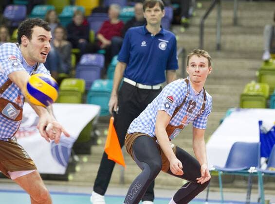 Volleyball Hessen - 1. Bundesliga Männer 02.03.2016 United Volleys Rheinmain (blau) - TSV Herrsching (blau) v.l. Julius Höfer (TSV Herrsching 5), Phillip Trenkler (TSV Herrsching 12) United Volleys Rheinmain - TSV Herrsching
