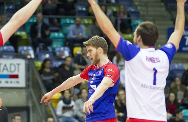 Volleyball Hessen - 1. Bundesliga Männer 02.03.2016 United Volleys Rheinmain (blau) - TSV Herrsching (blau) v.l. Christian Dünnes (RheinMain 16), Florian Ringseis (RheinMain 1) United Volleys Rheinmain - TSV Herrsching