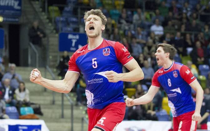 Volleyball Hessen - 1. Bundesliga Männer 02.03.2016 United Volleys Rheinmain (blau) - TSV Herrsching (blau) v.l. Lukas Bauer (RheinMain 5) United Volleys Rheinmain - TSV Herrsching