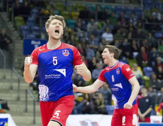 Volleyball Hessen - 1. Bundesliga Männer 02.03.2016 United Volleys Rheinmain (blau) - TSV Herrsching (blau) v.l. Lukas Bauer (RheinMain 5) United Volleys Rheinmain - TSV Herrsching