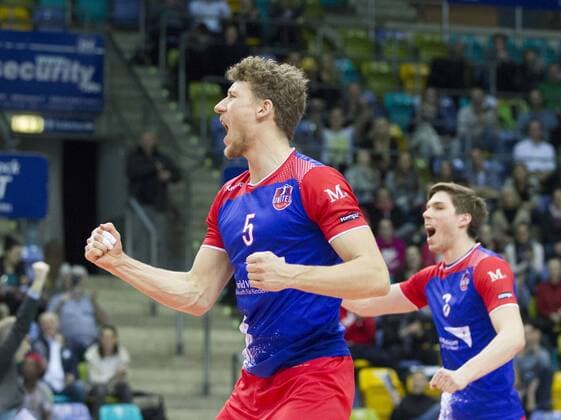 Volleyball Hessen - 1. Bundesliga Männer 02.03.2016 United Volleys Rheinmain (blau) - TSV Herrsching (blau) v.l. Lukas Bauer (RheinMain 5) United Volleys Rheinmain - TSV Herrsching