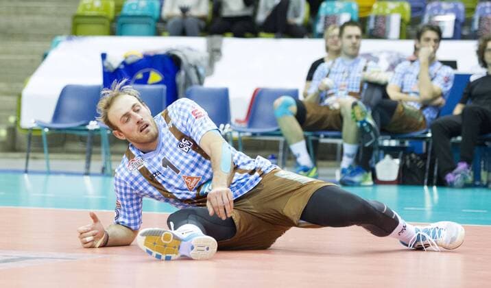 Volleyball Hessen - 1. Bundesliga Männer 02.03.2016 United Volleys Rheinmain (blau) - TSV Herrsching (blau) v.l. am Boden Benedikt Doranth (TSV Herrsching 1) United Volleys Rheinmain - TSV Herrsching