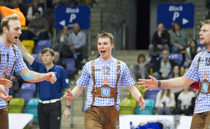 Volleyball Hessen - 1. Bundesliga Männer 02.03.2016 United Volleys Rheinmain (blau) - TSV Herrsching (blau) v.l. Benedikt Doranth (TSV Herrsching 1), Phillip Trenkler (TSV Herrsching 12), Roy Friedrich (TSV Herrsching 15) United Volleys Rheinmain - TSV Herrsching