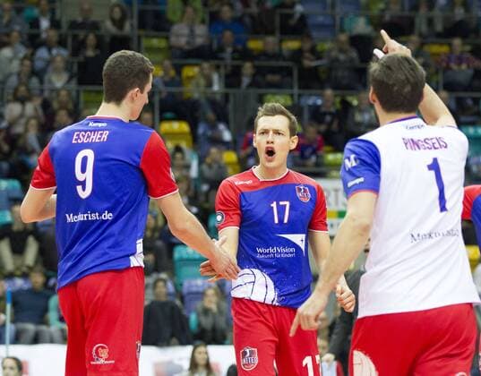 Volleyball Hessen - 1. Bundesliga Männer 02.03.2016 United Volleys Rheinmain (blau) - TSV Herrsching (blau) v.l. Georg Escher (RheinMain 9), Jan Zimmermann (RheinMain 17), Florian Ringseis (RheinMain 1) United Volleys Rheinmain - TSV Herrsching