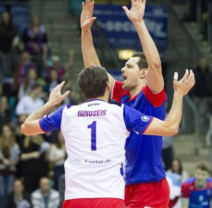 Volleyball Hessen - 1. Bundesliga Männer 02.03.2016 United Volleys Rheinmain (blau) - TSV Herrsching (blau) v.l. Florian Ringseis (RheinMain 1), Bryan Fraser (RheinMain 2) United Volleys Rheinmain - TSV Herrsching