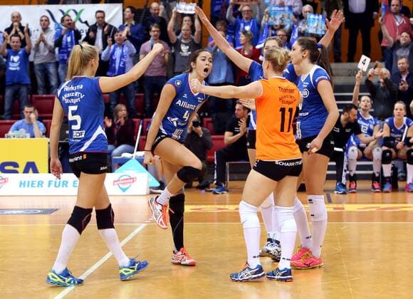 Stuttgart Volleyball Allianz MTV Stuttgart vs. USC Münster, die Stuttgarterinnen jubeln, Valerie Nichol (2.v.l.)