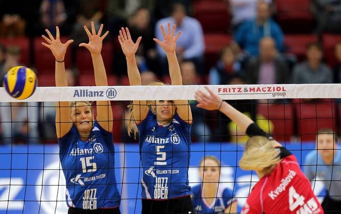 Stuttgart Volleyball Allianz MTV Stuttgart vs. USC Münster, v.l. Nichole Lindow, Kim Renkema (Stuttgart)