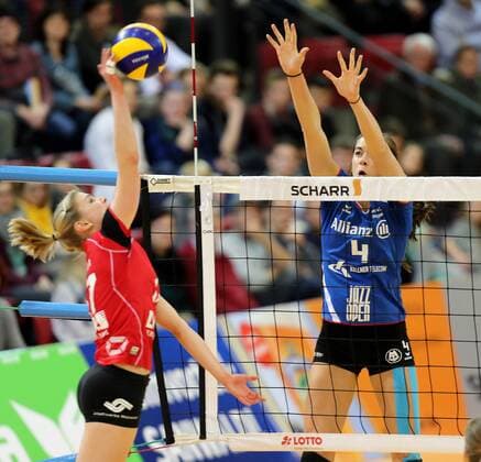 Stuttgart Volleyball Allianz MTV Stuttgart vs. USC Münster, v.l. Ines Bathen (Münster), Valerie Nichol (Stuttgart)