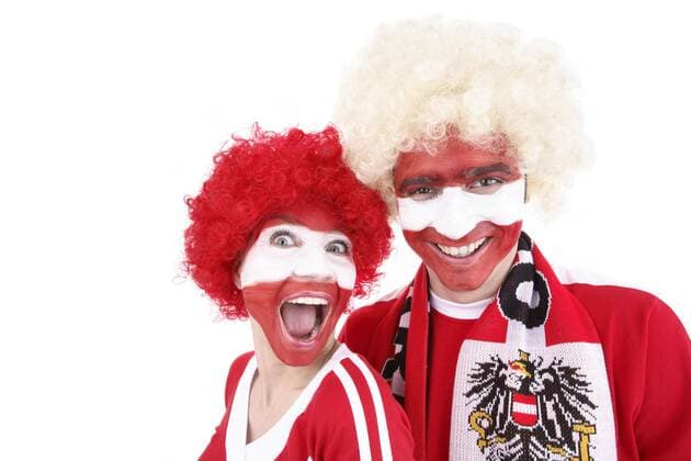 Junges Paar, österreichische Fußballfans iblart02221669.jpg