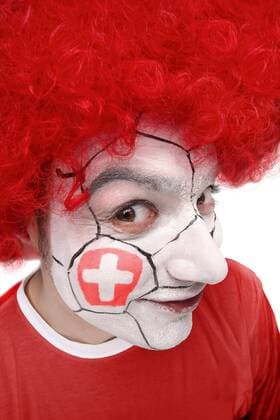 Junger Mann, Fußballfan, mit Gesichtsbemalung mit schweizerischer Nationalflagge iblart02221673.jpg