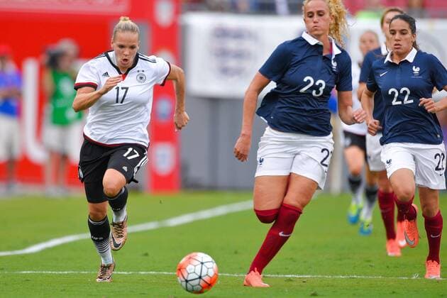 Fußball, Damen, Länderspiel, Deutschland - Frankreich March 3, 2016 - Tampa, Florida, USA - Germany midfielder Isabel Kerschowski (17) brings the ball upfield against French midfielder Kheira Hamraoui (23) during the She Believes Cup at Raymond James Stadium on March 3, 2016 in Tampa, Florida. Germany vs France - ZUMAm63_