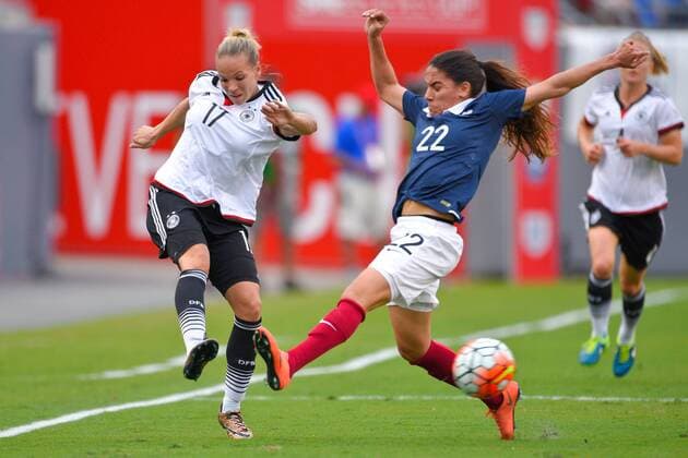 Fußball, Damen, Länderspiel, Deutschland - Frankreich March 3, 2016 - Tampa, Florida, USA - Germany midfielder Isabel Kerschowski (17) brings the ball upfield against French defender Amel Majri (22) during the She Believes Cup at Raymond James Stadium on March 3, 2016 in Tampa, Florida. Germany vs France - ZUMAm63_