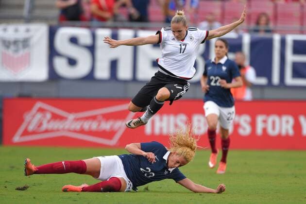 Fußball, Damen, Länderspiel, Deutschland - Frankreich March 3, 2016 - Tampa, Florida, USA - Germany midfielder ISABEL KERSCHOWSKI (17) brings the ball upfield against French midfielder KHEIRA HAMRAOUI(23) during the She Believes Cup at Raymond James Stadium. Soccer 2016 - Germany vs France - ZUMAm63_