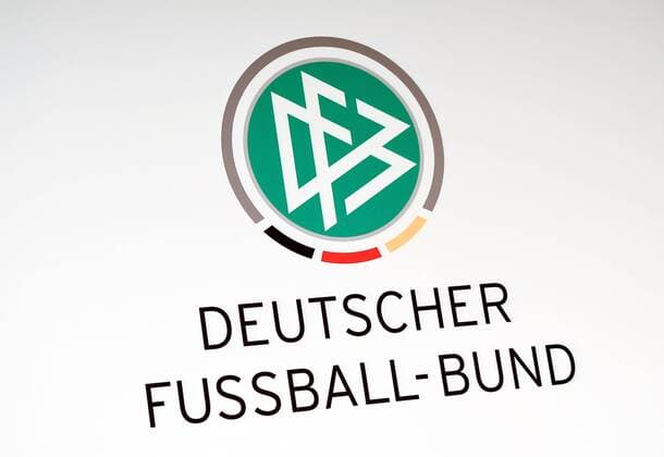 04.03.2016, xfux, Fussball DFB Pressekonferenz Freshfields Report, emspor, v.l. DFB Logo, Logo Deutscher Fussballbund Symbol, Feature