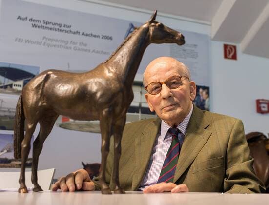 Aachen Der fuenfache Olympiasieger Hans Guenter Winkler bei einem Bronzeguss seines Pferdes Halla bei einer Pressekonferenz anlaesslich einer Gala zu Ehren seines 90-ten Geburtstages, Copyright: Schülerx xEibner-Pressefoto EP_jse