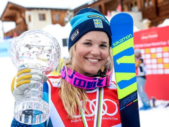 Bilder des Tages - Sport SKI CROSS - FIS SX WC Arosa AROSA,SWITZERLAND,04.MAR.16 - FREESTYLE SKIING - FIS World Cup, Ski Cross, ladies, men, award ceremony for the overall World Cup. Image shows Anna Holmlund (SWE) with the crystal globe. Keywords: trophy. GEPAxpictures xOliverxLerch