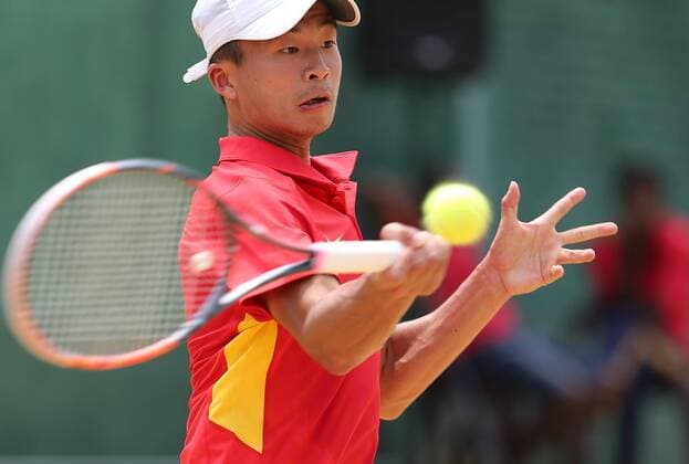 (160304) -- COLOMBO, March 4, 2016 -- Wu Di of China returns a shot during his men s singles match against Yasir Khan of Pakistan during their Davis Cup World Asia Oceania Zone Group l first round singles tennis match in Colombo, Sri Lanka, on March 4, 2016. Wu won 3-1. ) (SP)SRI LANKA-COLOMBO-TENNIS-DAVIS CUP HuangxHaimin 