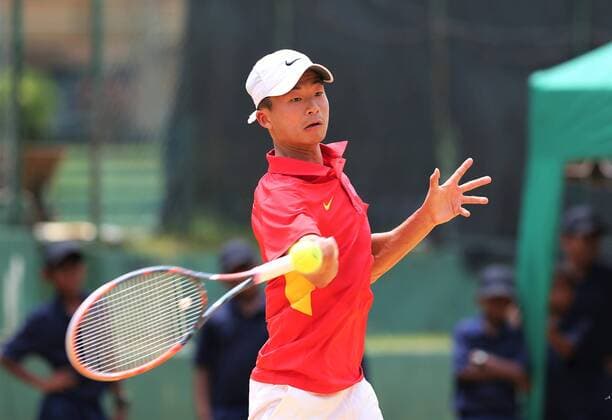 (160304) -- COLOMBO, March 4, 2016 -- Wu Di of China returns a shot during his men s singles match against Yasir Khan of Pakistan during their Davis Cup World Asia Oceania Zone Group l first round singles tennis match in Colombo, Sri Lanka, on March 4, 2016. Wu won 3-1. ) (SP)SRI LANKA-COLOMBO-TENNIS-DAVIS CUP HuangxHaimin 