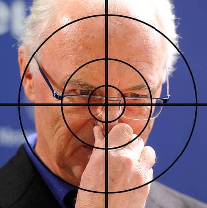 DFB-Affaere um WM Vergabe 2006 Druck auf Franz Beckenbauer waechst. Angesichts neuer - auf moegliche Korruptionsversuche zumindest hindeutenden - Erkenntnisse und Dokumente rueckt immer mehr Franz Beckenbauer als WM-Organisationschef 2006 ins Visier der Ermittlungen.FOTOMONTAGE.Archivfoto: Â