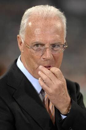DFB-Affaere um WM Vergabe 2006 Druck auf Franz Beckenbauer waechst. Angesichts neuer - auf moegliche Korruptionsversuche zumindest hindeutenden - Erkenntnisse und Dokumente rueckt immer mehr Franz Beckenbauer als WM-Organisationschef 2006 ins Visier der Ermittlungen.Archivfoto: