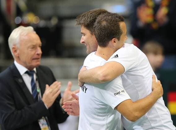 Philipp Kohlschreiber bejubelt seinen Sieg mit Teamchef Michael Kohlmann