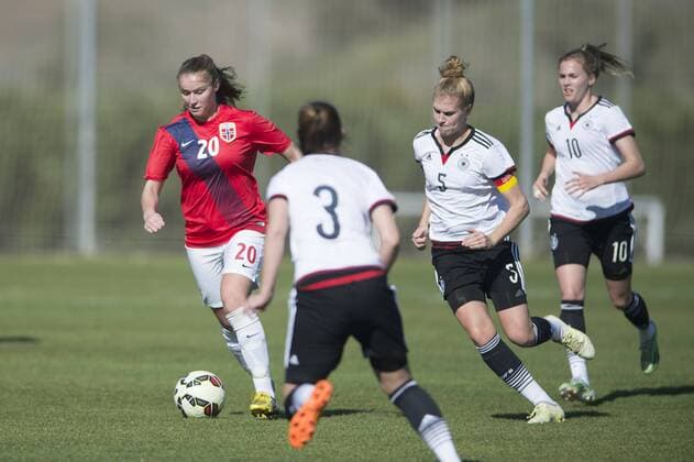 Frauenfussball 04.03.2016 Fussball Länderspiel Nationalteam - Women s U23 U 23 6 Nations Tournament La Manga , NOR - GER Tonje Pedersen (L) , Isabella Hartig (3R) , Rebecca Knaak (2R) - Laurea Freigang (R) , - Photo: AstridMNordhaug 