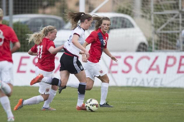Frauenfussball 04.03.2016 Fussball Länderspiel Nationalteam - Women s U23 U 23 6 Nations Tournament La Manga , NOR - GER Therese Sessy Äsland (L) - Ingrid Stenevik (R) , Michaela Brandenburg (M) , Photo: AstridMNordhaug 
