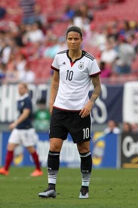 03 MAR 2016: Germany s Dzsenifer Marozsan (10) in action during the SheBelieves Cup between the Germany and France at Raymond James Stadium in Tampa, Florida. (Cliff Welch Icon Sportswire) SOCCER: MAR 03 Women s - SheBelieves Cup - Germany v France Icon357160303505 EDITORIAL USE ONLY