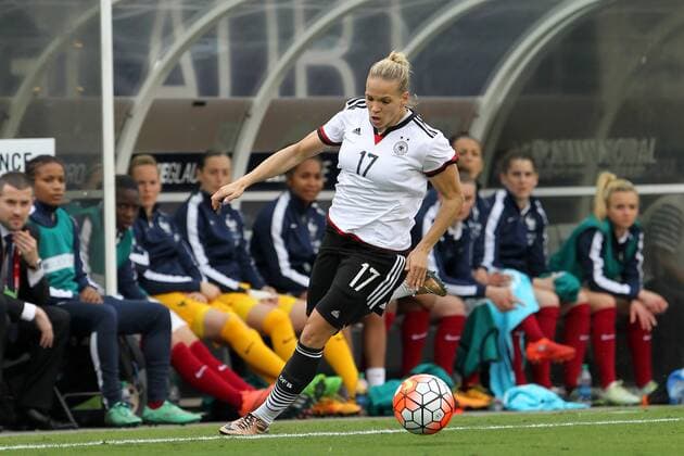 03 MAR 2016: Germany s Isabel Kerschowski (17) controls the ball during the SheBelieves Cup between the Germany and France at Raymond James Stadium in Tampa, Florida. (Cliff Welch Icon Sportswire) SOCCER: MAR 03 Women s - SheBelieves Cup - Germany v France Icon357160303510 EDITORIAL USE ONLY