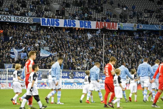 04.03.2016, Fussball 2.Bundesliga 2015 2016, 25.Spieltag, TSV 1860 München - SV Sandhausen, in der Allianz-Arena München. Einmarsch der Mannschaften in die Arena, die Fans wollen aber Raus aus der Arena mit ihrem Plakat im Hintergrund. 
