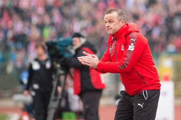 Erfurt 05.03.2016 Steigerwald Stadion FC Rot-Weiß Erfurt vs HFC Hallescher FC im Bild: Stefan Böger (Chef-Trainer, HFC) gibt Anweisungen
