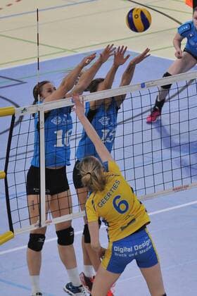 05.03.2016, xtkx, Volleyball 1.Bundesliga Damen, VC Wiesbaden - Schweriner SC, emspor v.l. Delainey Aigner Swesey (VC Wiesbaden), Jennifer Pettke (VC Wiesbaden), Jennifer Gerties (Schwerin),