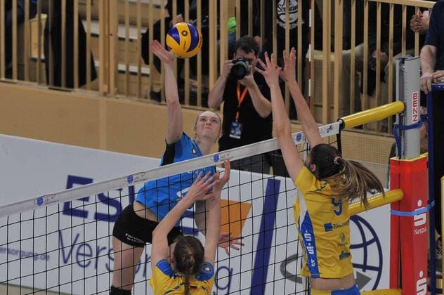 05.03.2016, xtkx, Volleyball 1.Bundesliga Damen, VC Wiesbaden - Schweriner SC, emspor v.l. Tanja Grosser (VC Wiesbaden), Tabitha Love (Schwerin),
