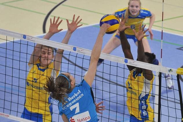 05.03.2016, xtkx, Volleyball 1.Bundesliga Damen, VC Wiesbaden - Schweriner SC, emspor v.l. Sabine Krause (Schwerin), Esther van Berkel (VC Wiesbaden), Louis Souza Ziegler (Schwerin),