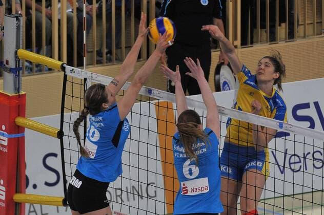 05.03.2016, xtkx, Volleyball 1.Bundesliga Damen, VC Wiesbaden - Schweriner SC, emspor v.l. Delainey Aigner Swesey (VC Wiesbaden), Rebecca Schaeperklaus (VC Wiesbaden), Tabitha Love (Schwerin),