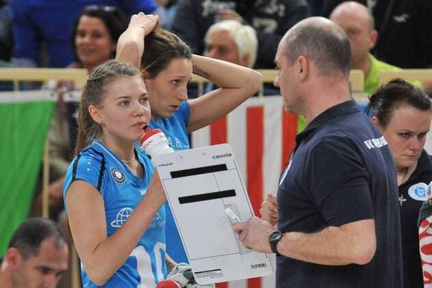 05.03.2016, xtkx, Volleyball 1.Bundesliga Damen, VC Wiesbaden - Schweriner SC, emspor v.l. Kaisa Alanko (VC Wiesbaden), Trainer Dirk Gross (VC Wiesbaden),