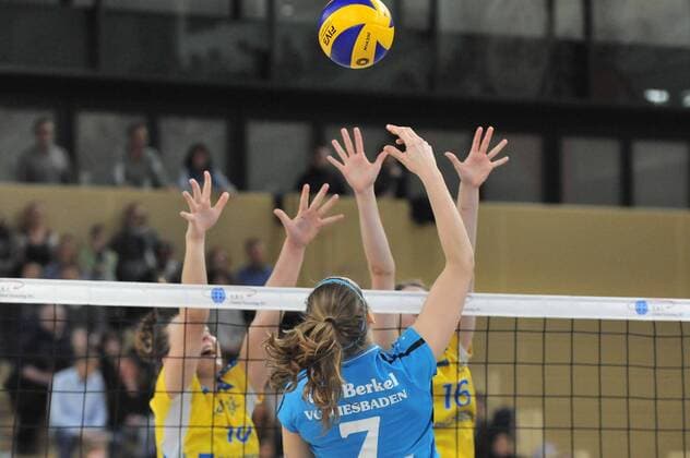 05.03.2016, xtkx, Volleyball 1.Bundesliga Damen, VC Wiesbaden - Schweriner SC, emspor v.l. Denise Hanke (Schwerin), Esther van Berkel (VC Wiesbaden), Marie Schoelzel (Schwerin),