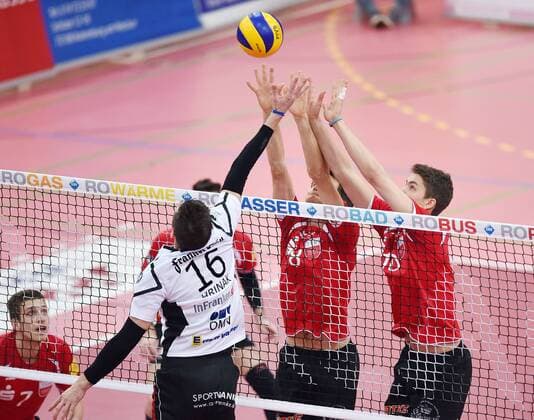 Volleyball 1. Bundesliga Saison 2015 2016 TV Rottenburg - VSG Coburg Grub 05.03.2016 Block TV Rottenburg; Felix Isaak (Mitte) und Tom Strohbach (re) gegen Milan Hrinak (li, Coburg) 