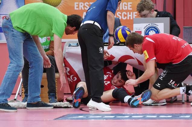 Volleyball 1. Bundesliga Saison 2015 2016 TV Rottenburg - VSG Coburg Grub 05.03.2016 Voller Einsatz TV Rottenburg; Federico Cipollone unter dem Anschreibetisch 